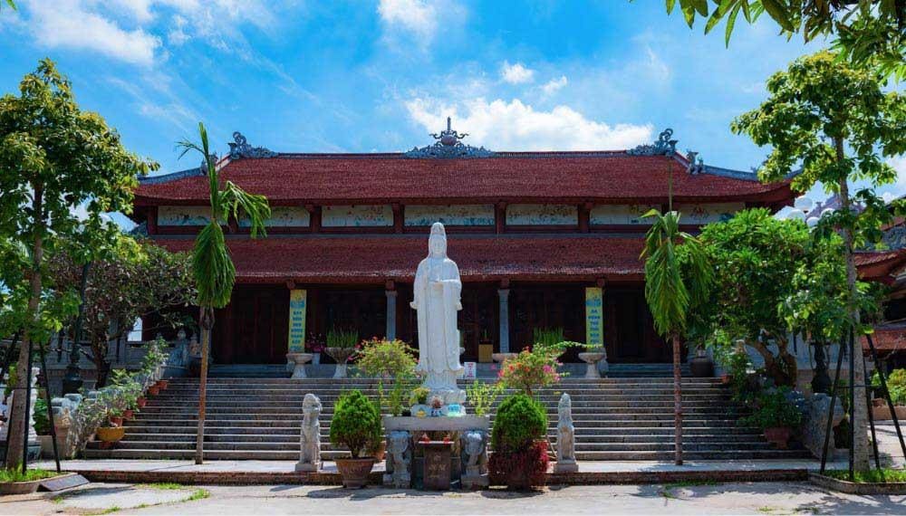 Khu Chính Điện là nơi có kiến trúc nổi bật nhất trong tổng thể kiến trúc chùa Pháp Vân.